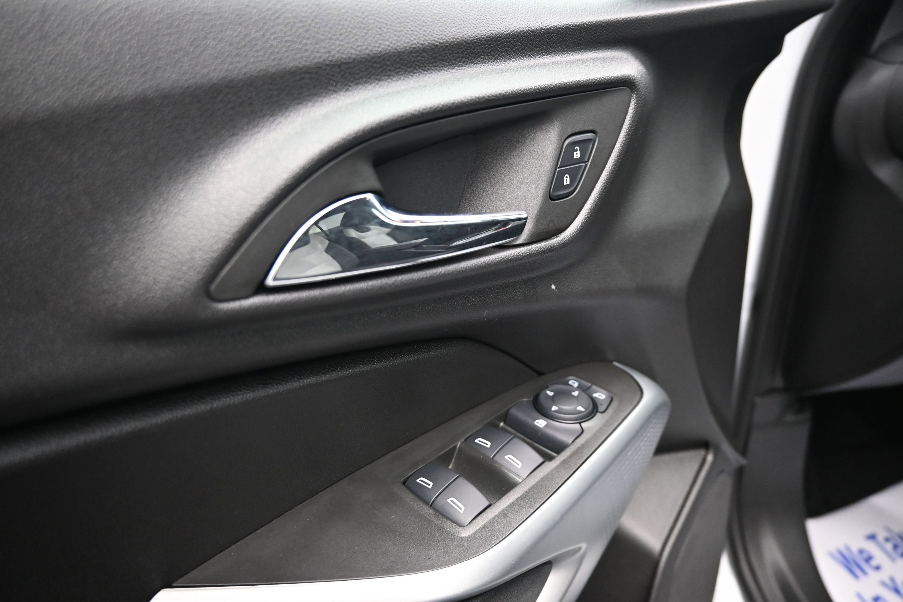 Used 2025 Chevrolet Trax RS w/ Sunroof Package FWD image 24