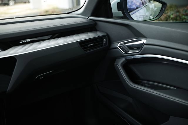 Used 2022 Audi e-tron Premium Plus image 29
