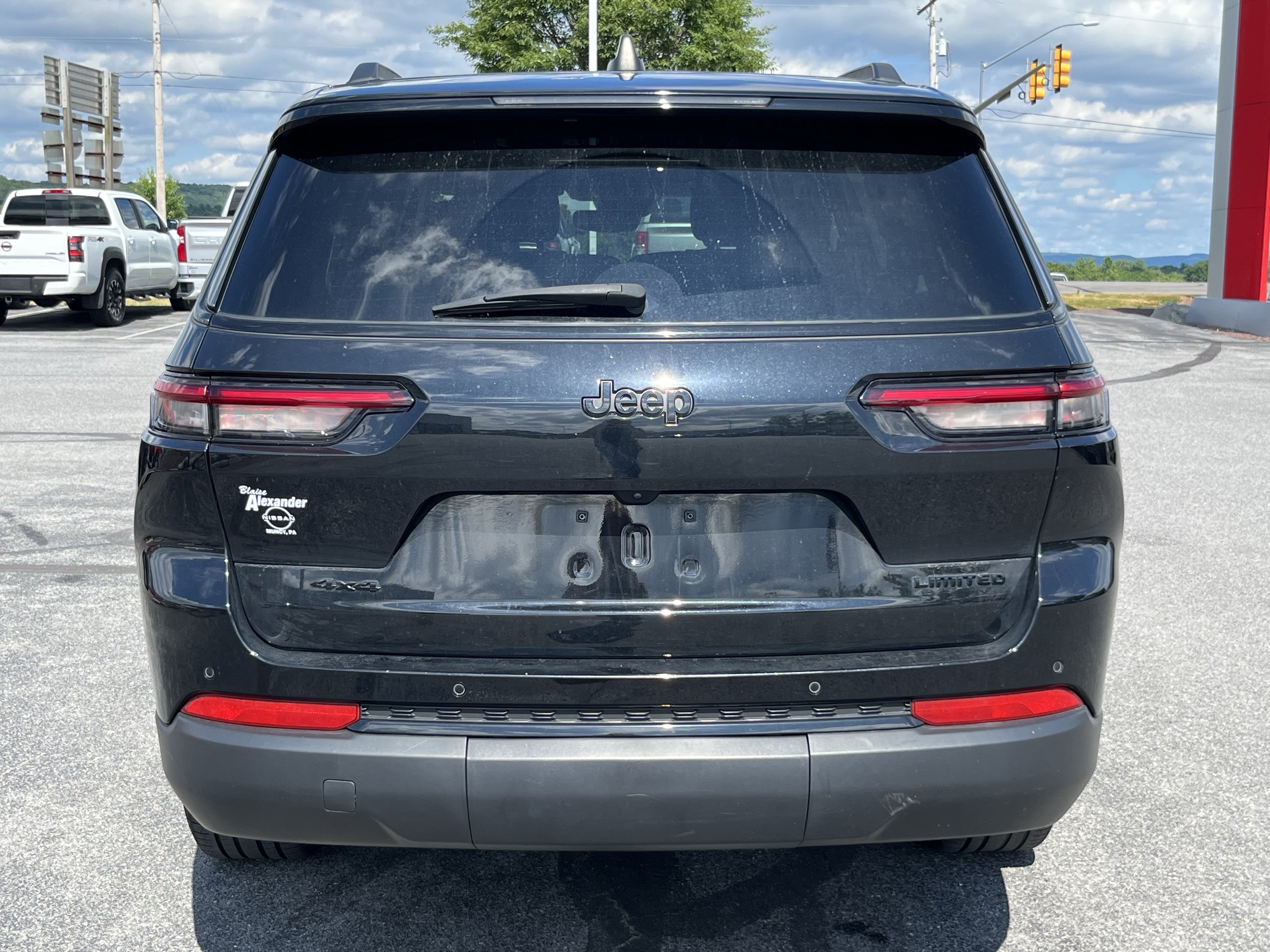 Used 2023 Jeep Grand Cherokee L Limited w/ Black Appearance Package AWD/4WD video 2