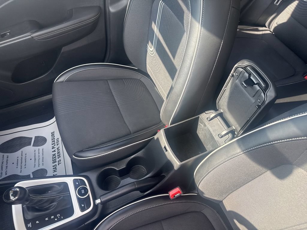 Used 2022 Hyundai Venue Limited FWD image 32