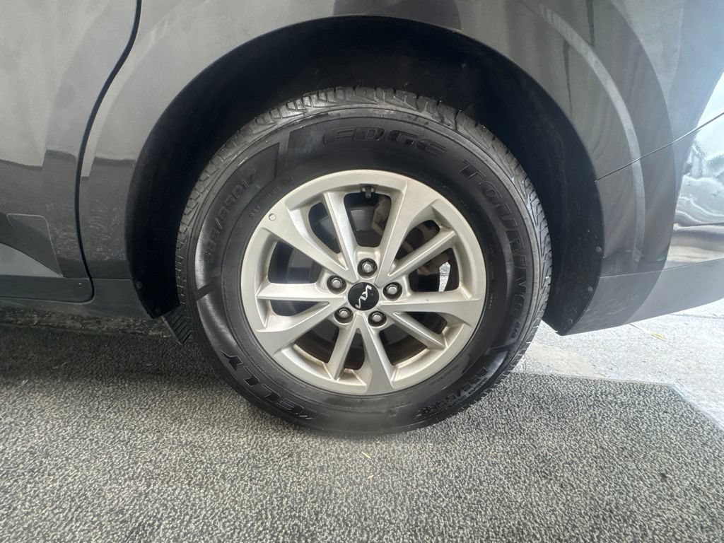 Used 2023 Kia Carnival LX FWD image 14