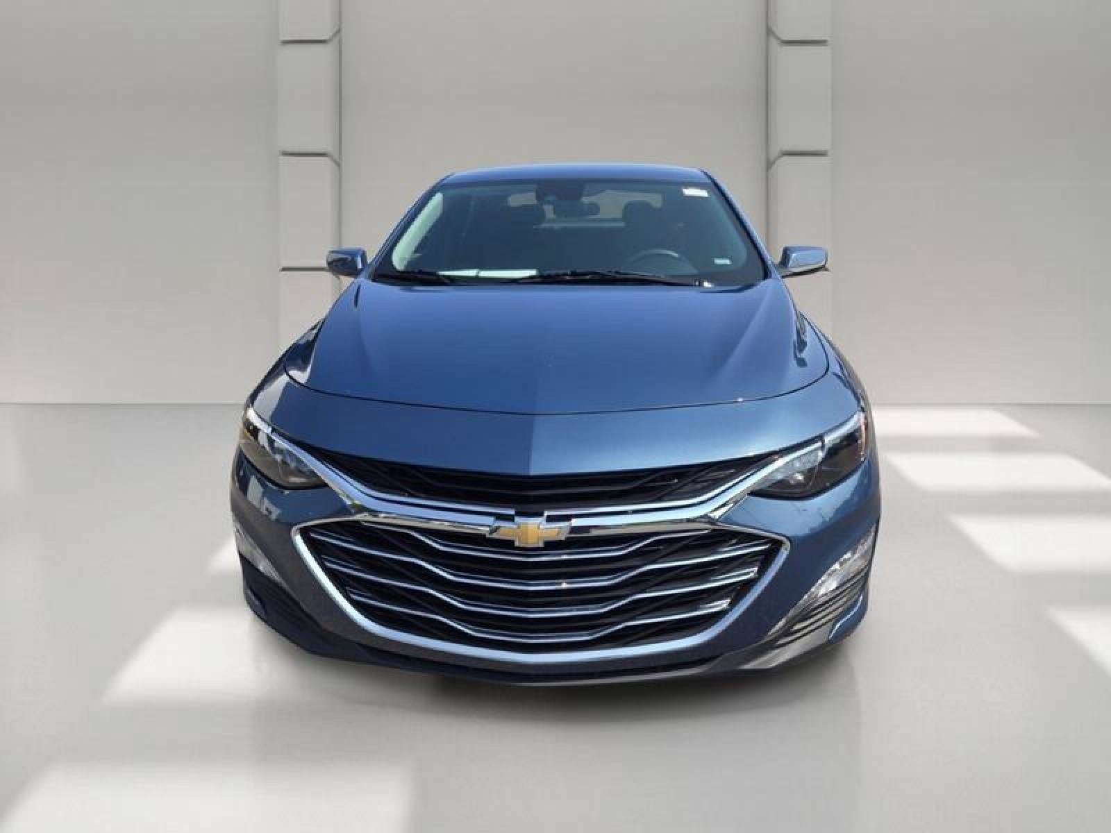 Used 2025 Chevrolet Malibu LT FWD image 2