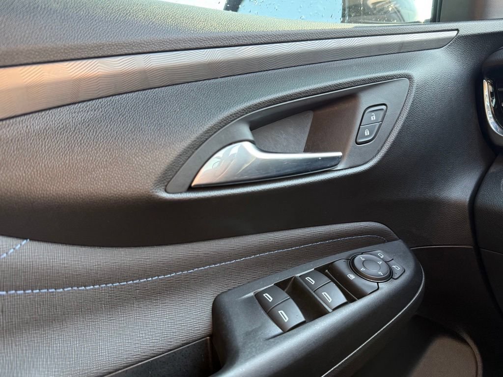 Used 2025 Buick Envista Sport Touring w/ Experience Buick Package FWD image 11
