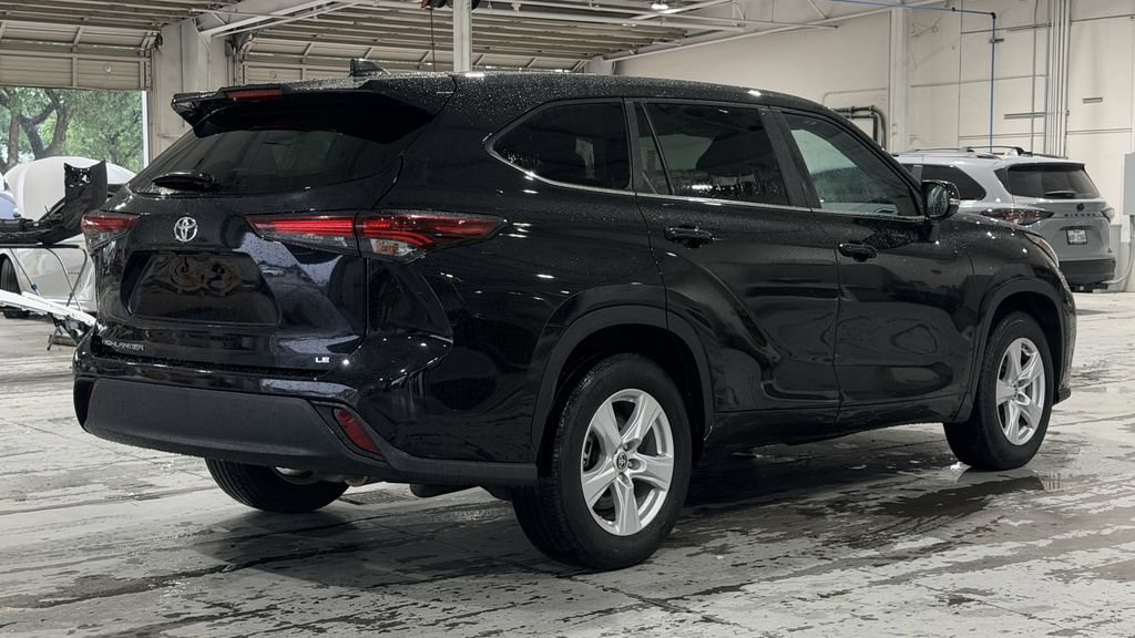 Used 2024 Toyota Highlander LE FWD image 7