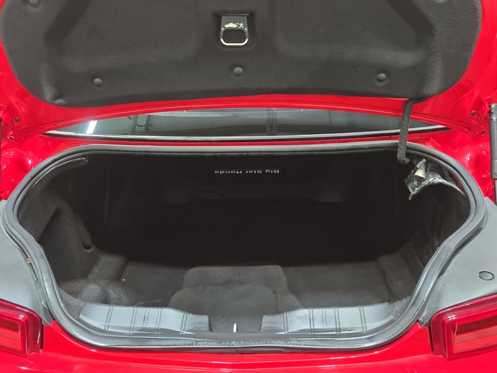 Used 2018 Chevrolet Camaro LT w/ Technology Package RWD image 17