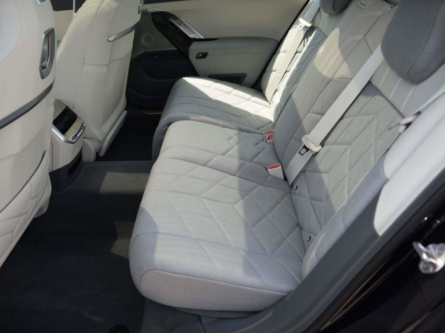 Used 2025 BMW i7 M70 AWD/4WD image 9
