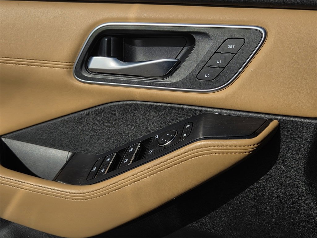 Used 2023 Nissan Rogue Platinum image 18