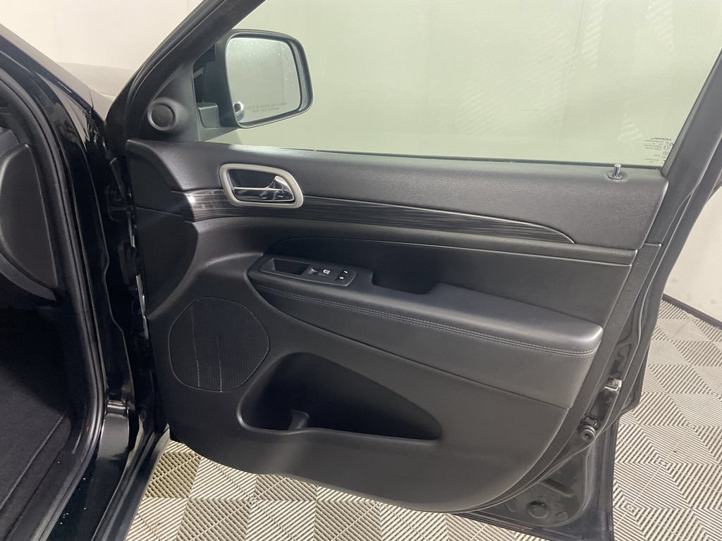 Used 2019 Jeep Grand Cherokee Laredo AWD/4WD image 23
