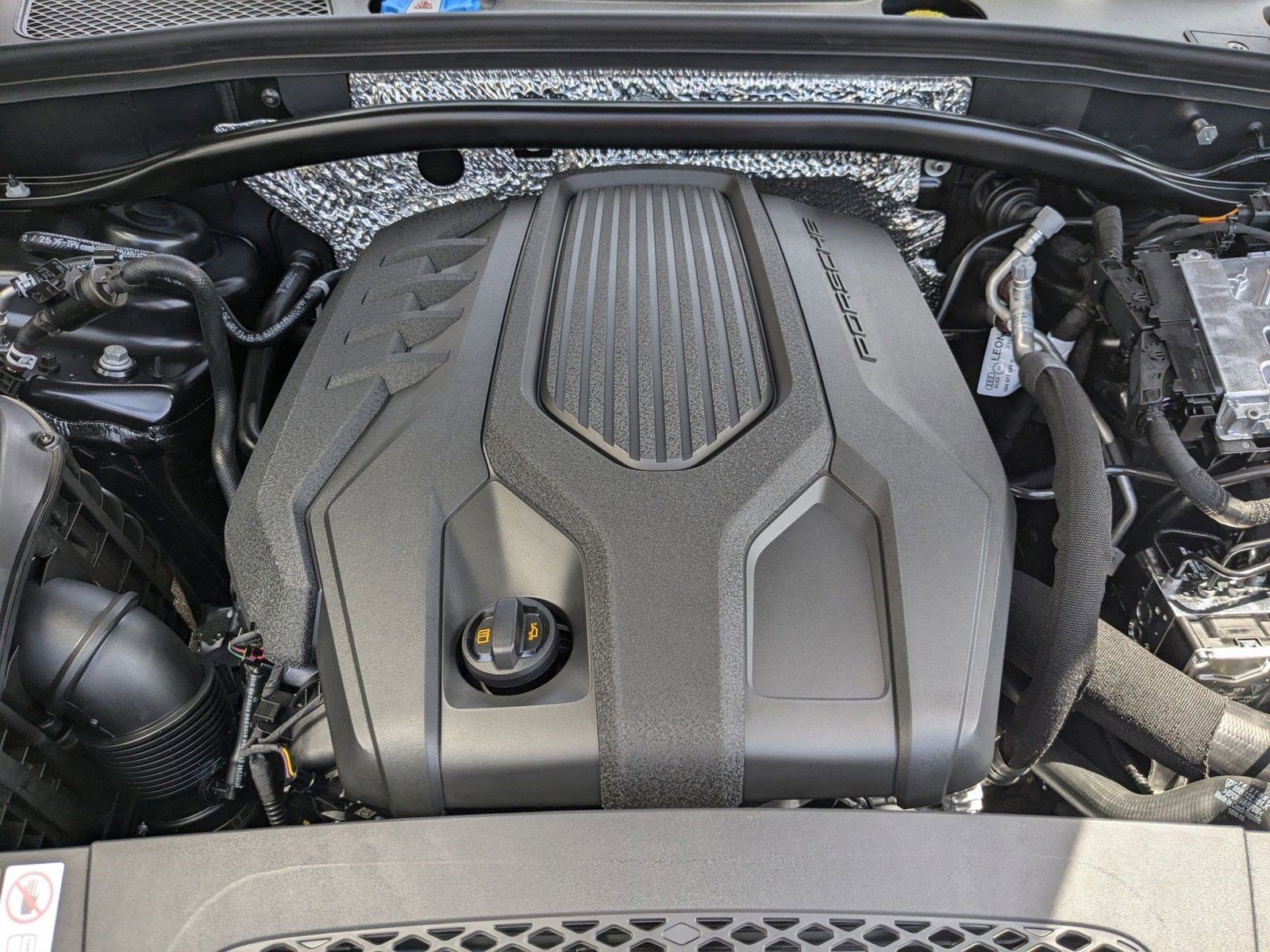 Certified 2025 Porsche Macan image 30