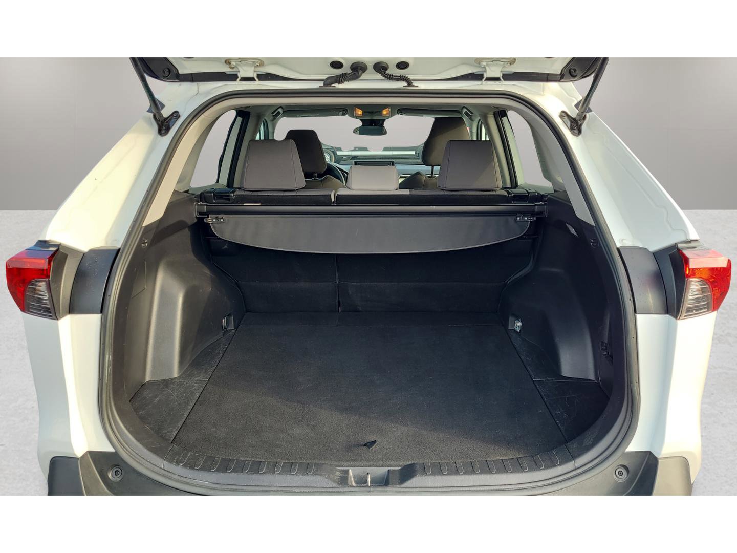 Used 2020 Toyota RAV4 XLE image 25