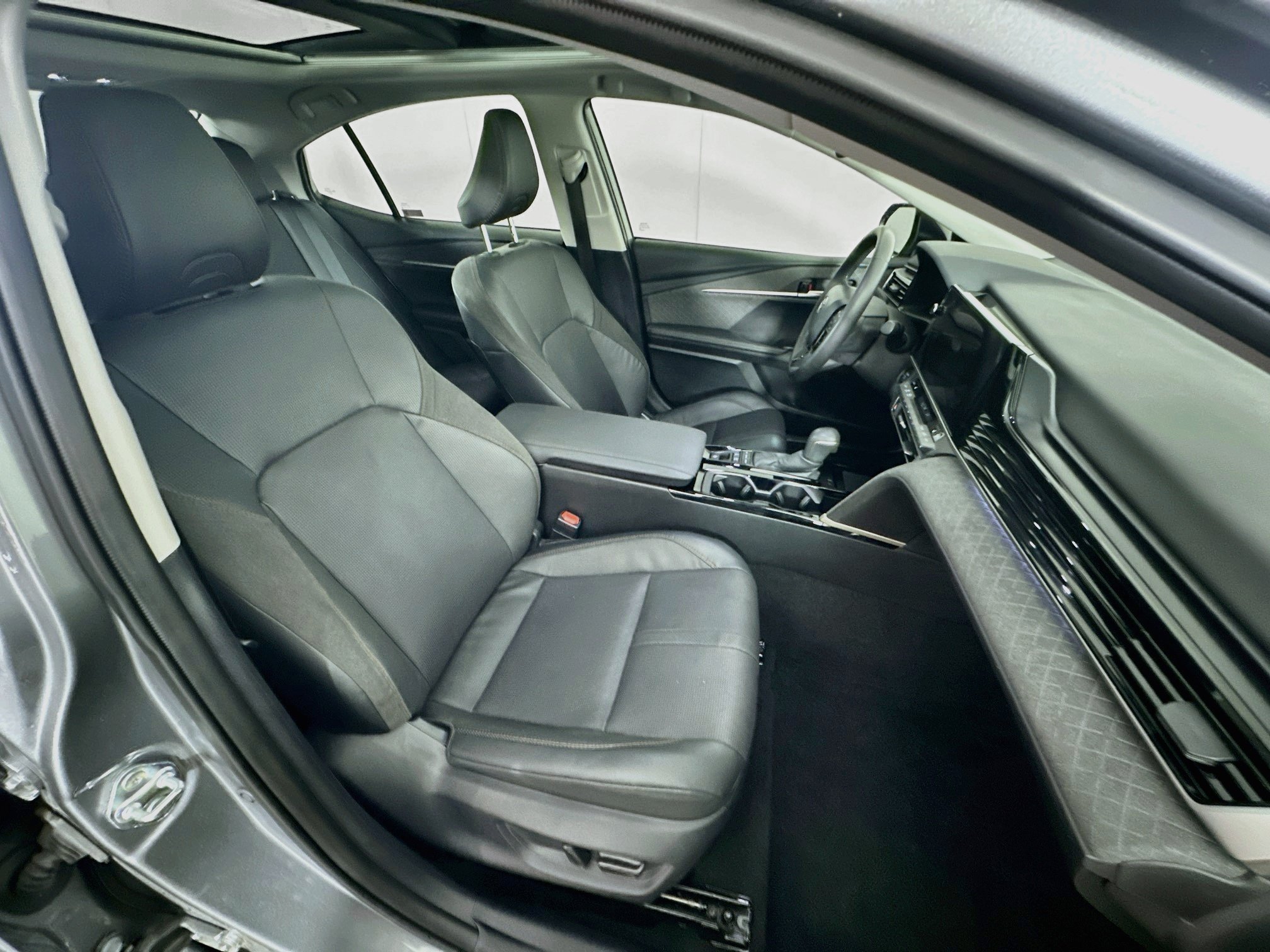 Used 2025 Toyota Camry XLE FWD image 32