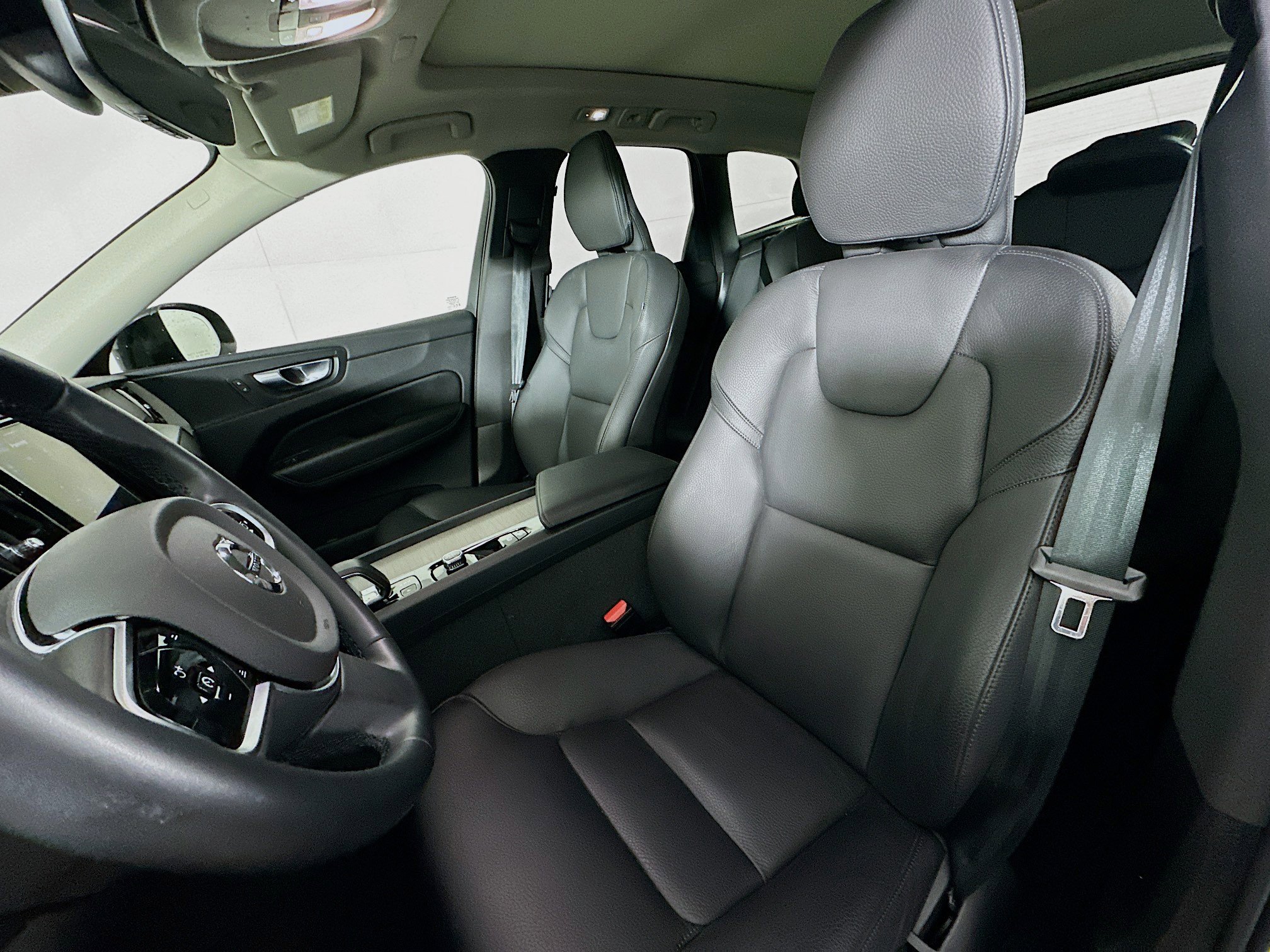 Used 2025 Volvo XC60 B5 Plus image 13