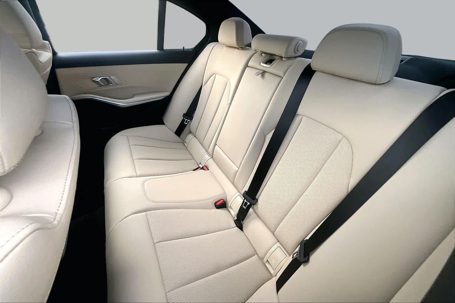 Used 2025 BMW 330i Sedan w/ Premium Package RWD image 19