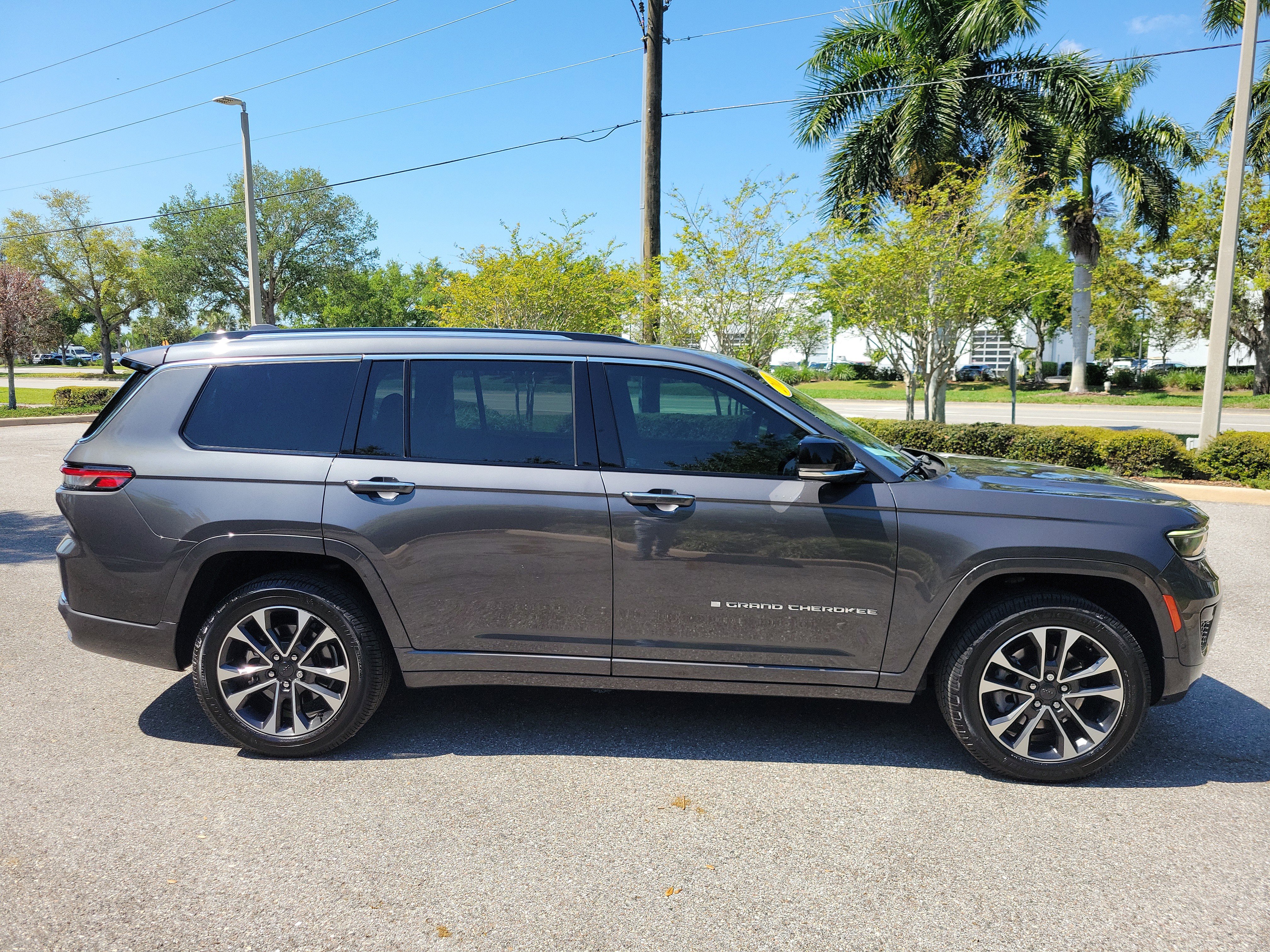 Used 2021 Jeep Grand Cherokee L Overland w/ Luxury Tech Group IV image 3