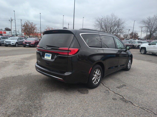 Used 2021 Chrysler Pacifica Touring image 5