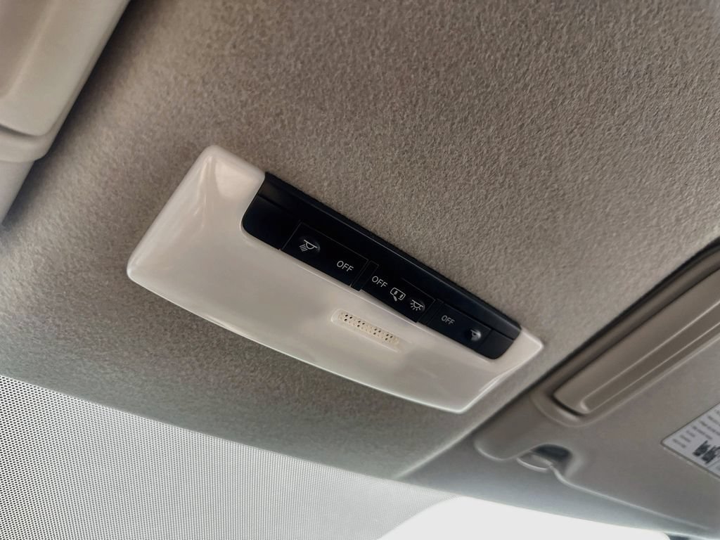 Used 2019 Nissan Kicks SR w/ SR Premium Package FWD image 30