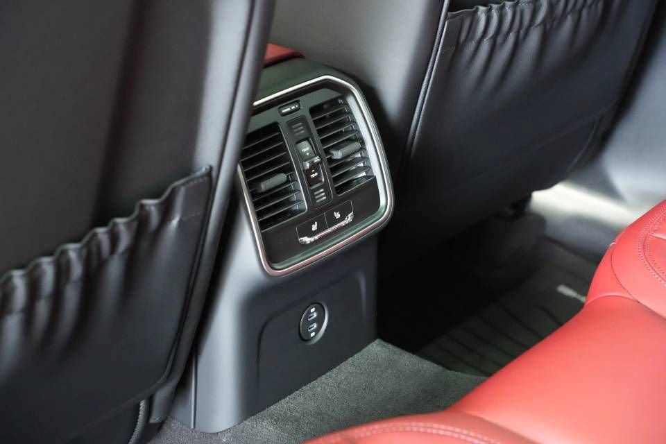 Certified 2025 Porsche Macan AWD/4WD image 26