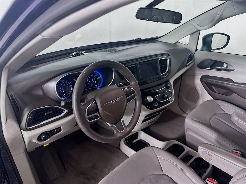 Used 2020 Chrysler Voyager LX image 31