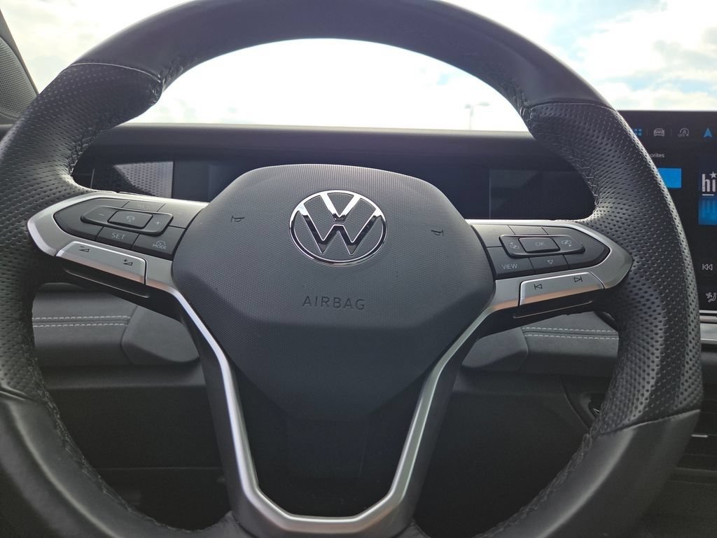 Used 2025 Volkswagen Tiguan SE R-Line AWD/4WD image 34