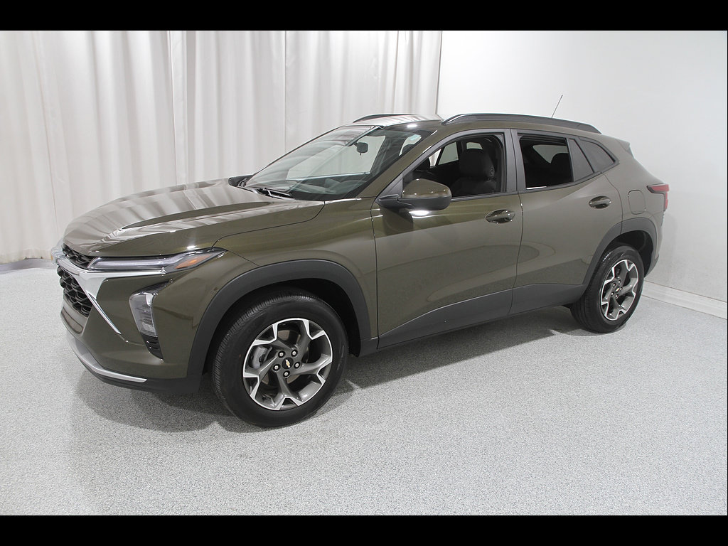 Used 2024 Chevrolet Trax LT w/ LT Convenience Package FWD image 3