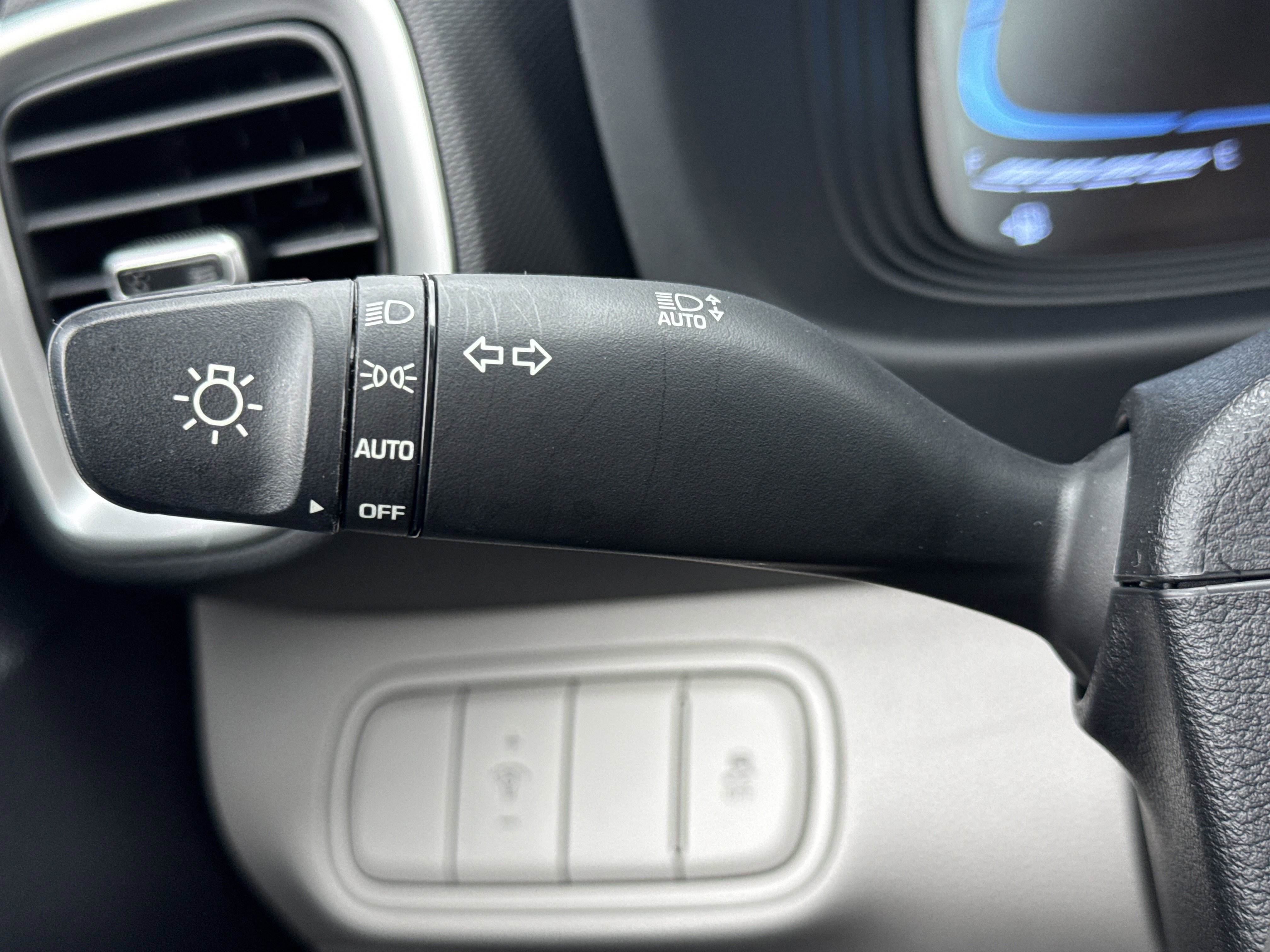 Certified 2025 Hyundai Venue SEL image 14