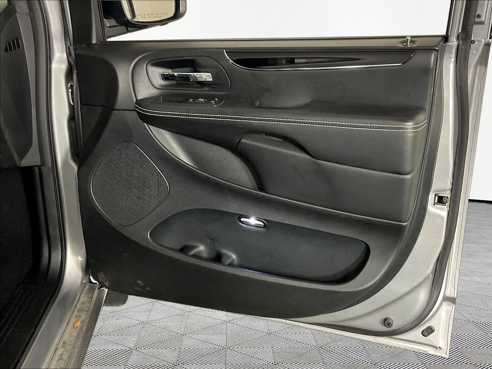 Used 2014 Chrysler Town & Country S FWD image 28