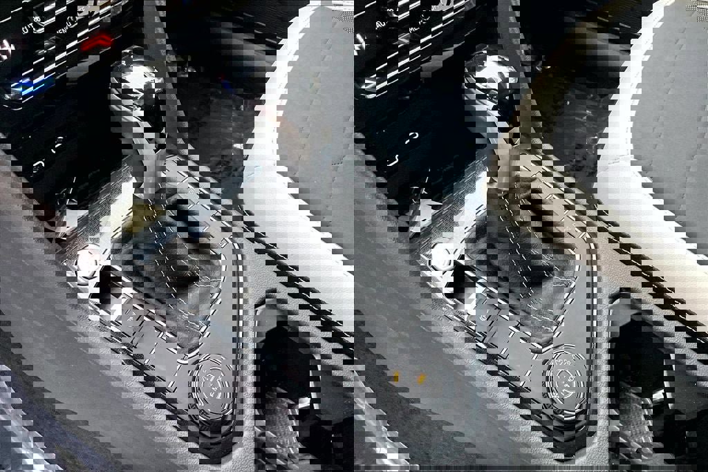 Certified 2025 Volkswagen Taos SE w/ Panoramic Sunroof Package image 17