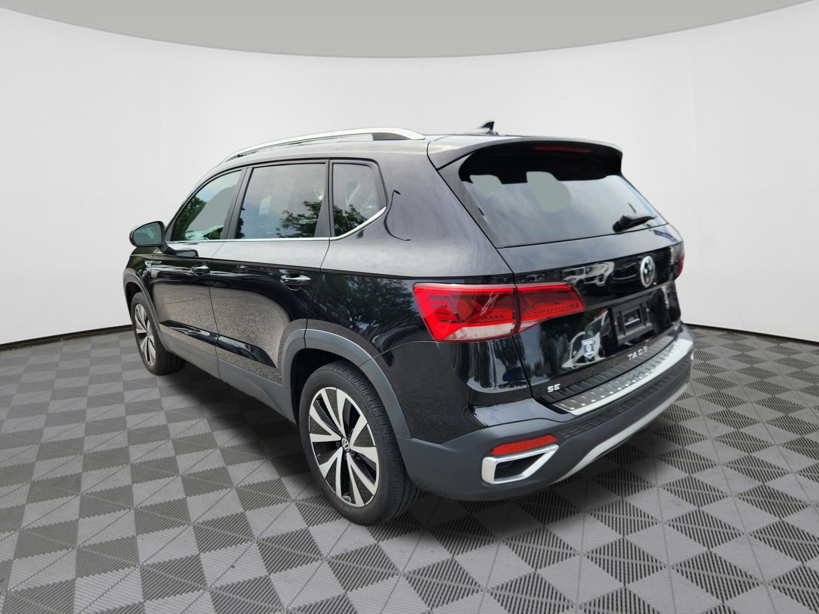 Used 2023 Volkswagen Taos SE AWD/4WD image 3