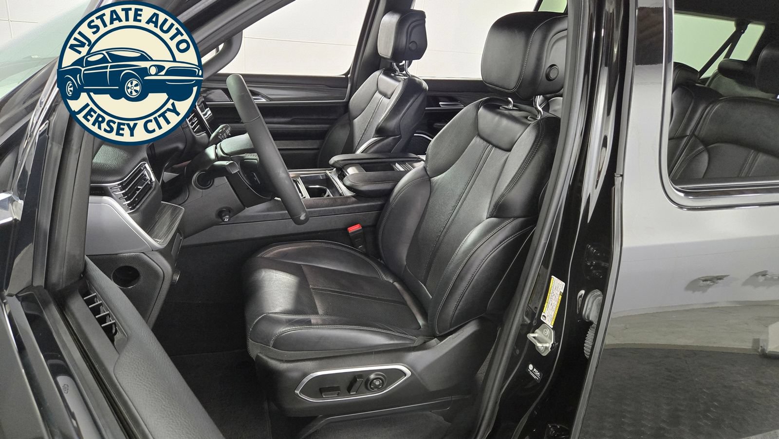 Used 2024 Jeep Wagoneer L Series II w/ Flexible Seating Group AWD/4WD image 28