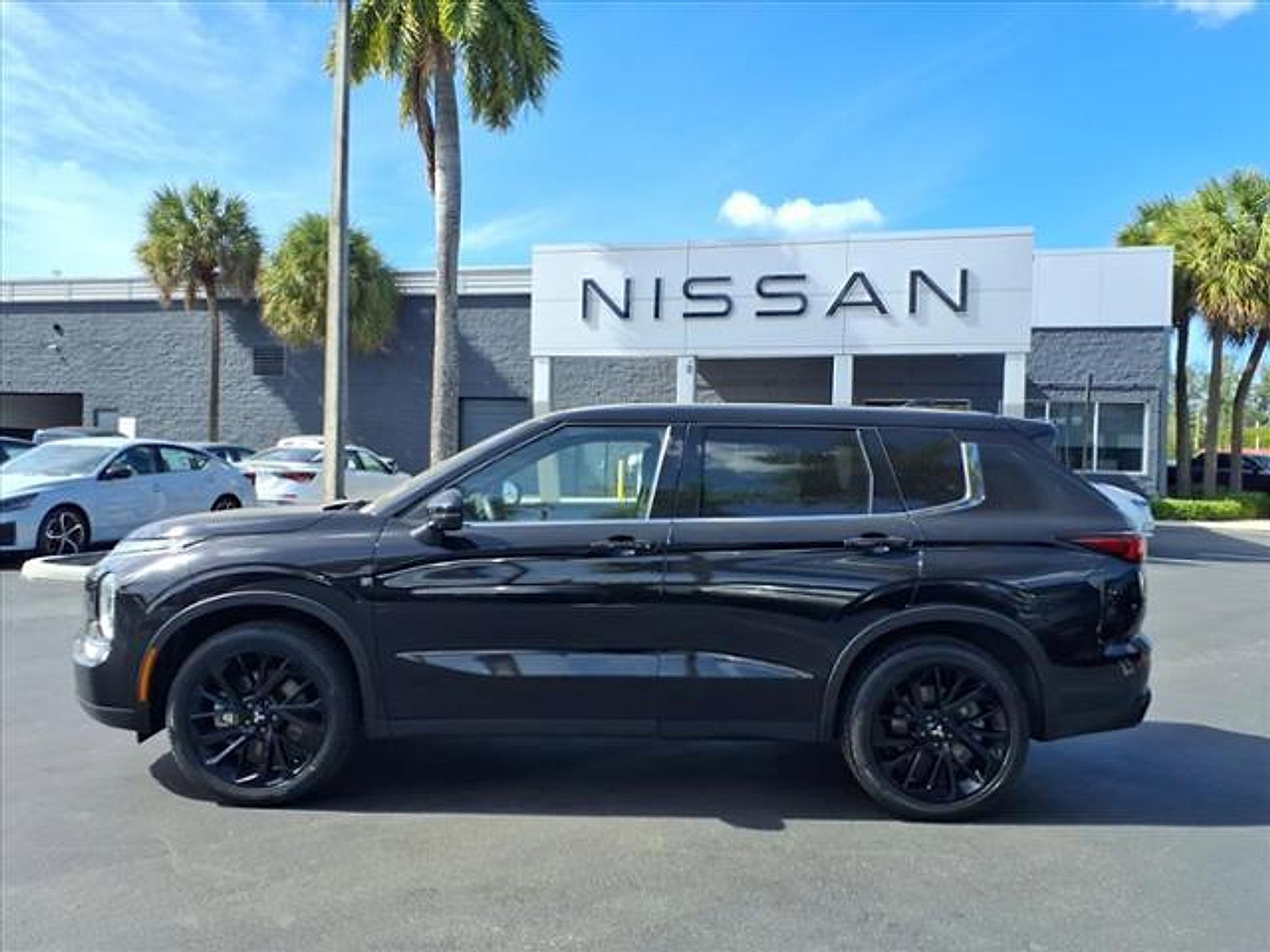 Used 2023 Mitsubishi Outlander SE Black Edition image 2