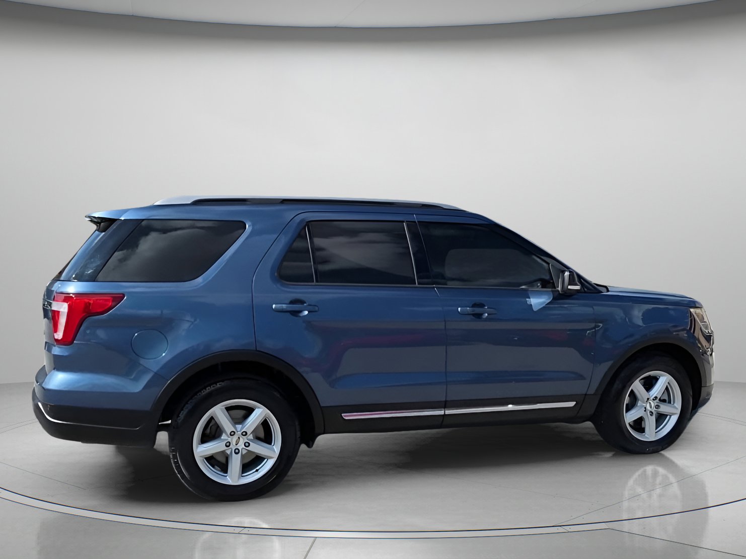 Certified 2018 Ford Explorer XLT w/ Equipment Group 202A image 31