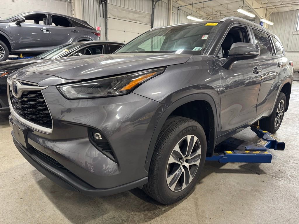 Used 2024 Toyota Highlander XLE image 2