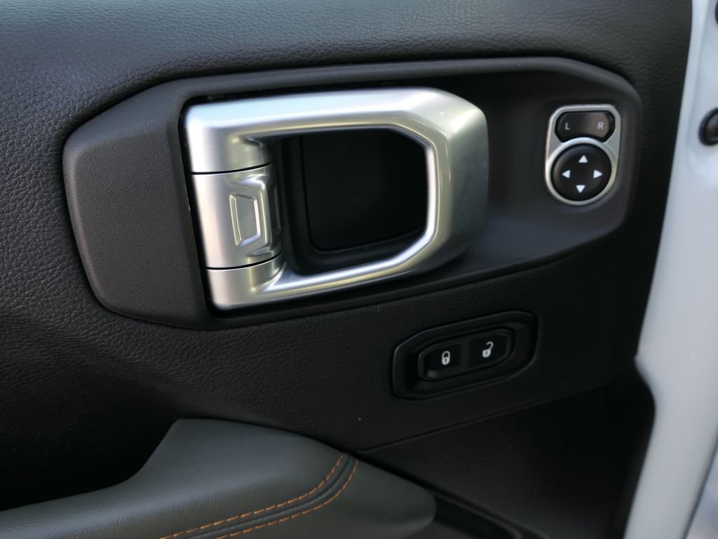 Used 2025 Jeep Gladiator Mojave w/ Convenience Group AWD/4WD image 13