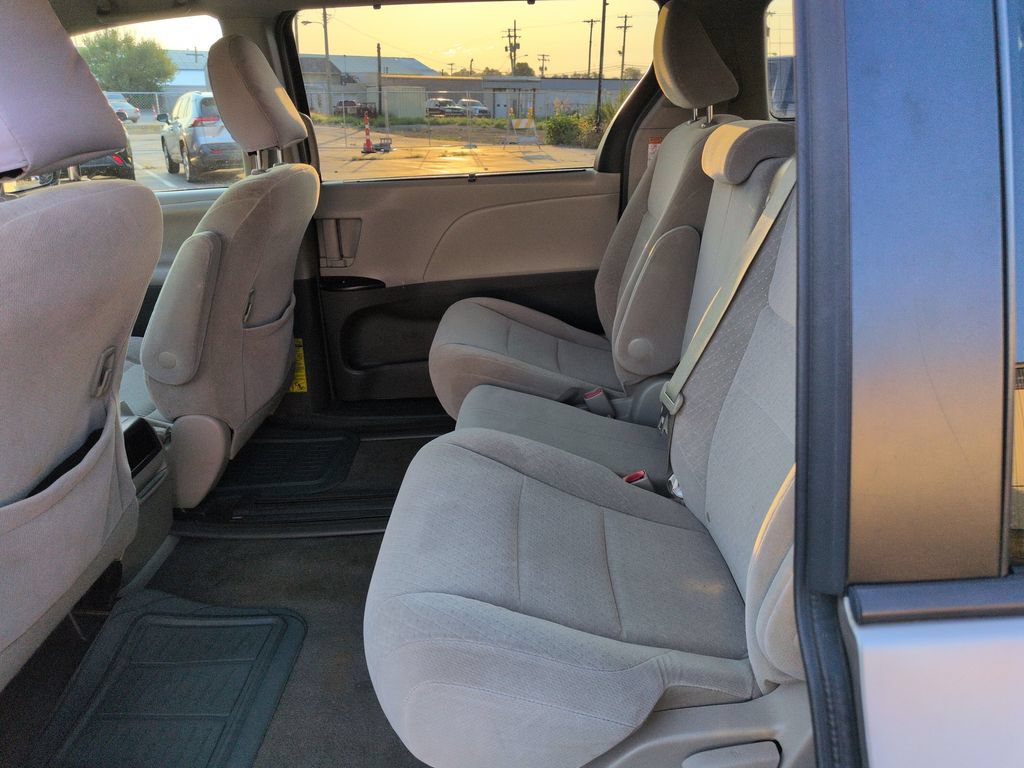 Used 2015 Toyota Sienna LE FWD image 26