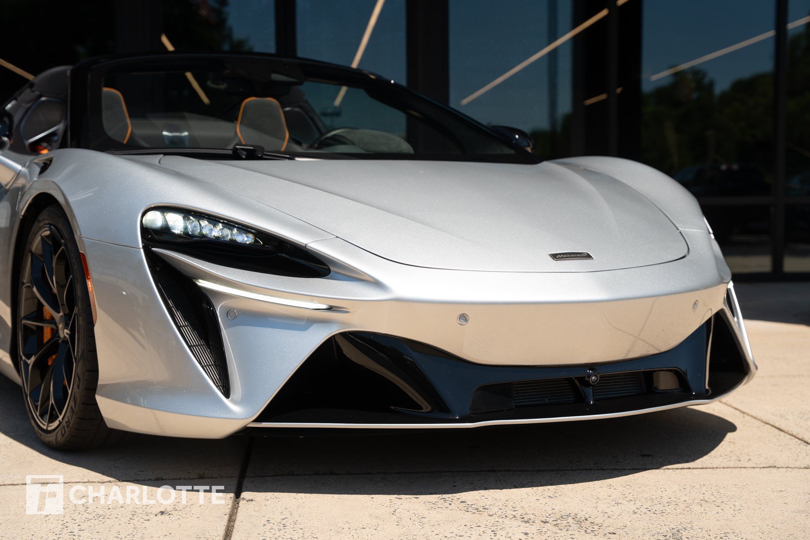 Used 2025 McLaren Artura Spider RWD image 2