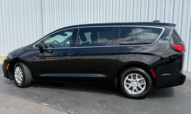 Used 2026 Chrysler Pacifica Select image 2