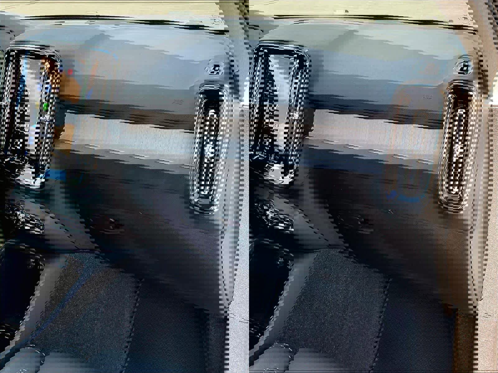 Used 2025 Volvo XC40 B5 Plus image 19