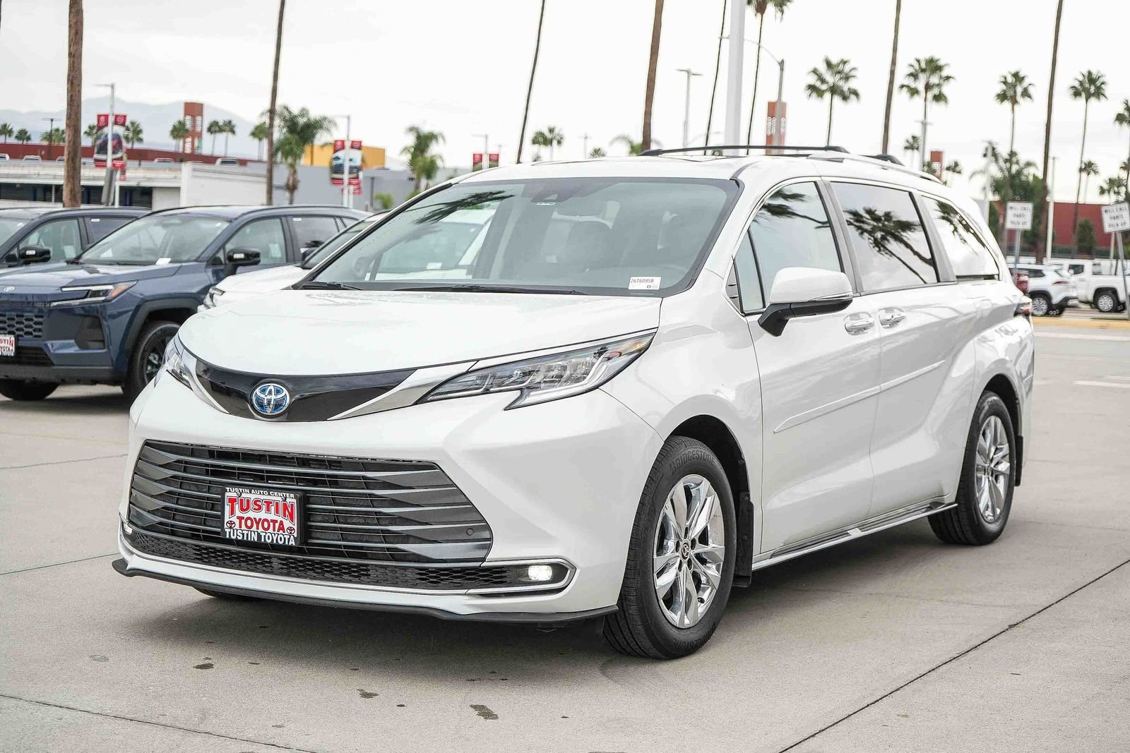 Certified 2024 Toyota Sienna Limited AWD/4WD image 3