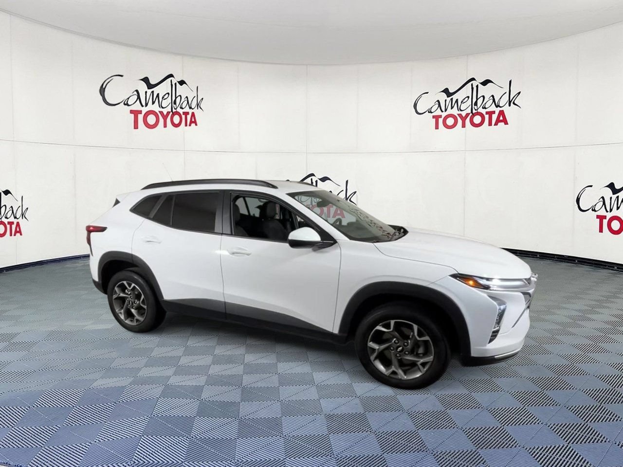 Used 2025 Chevrolet Trax LT FWD image 2