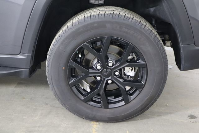 Used 2024 Jeep Grand Cherokee Altitude RWD image 45