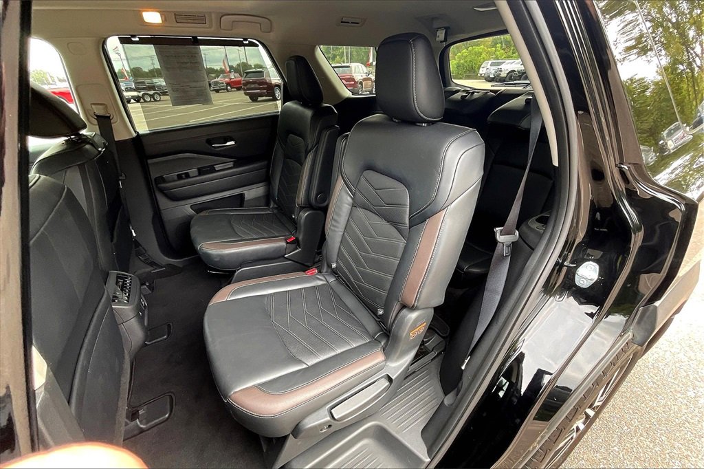 Used 2024 Nissan Pathfinder Platinum image 26