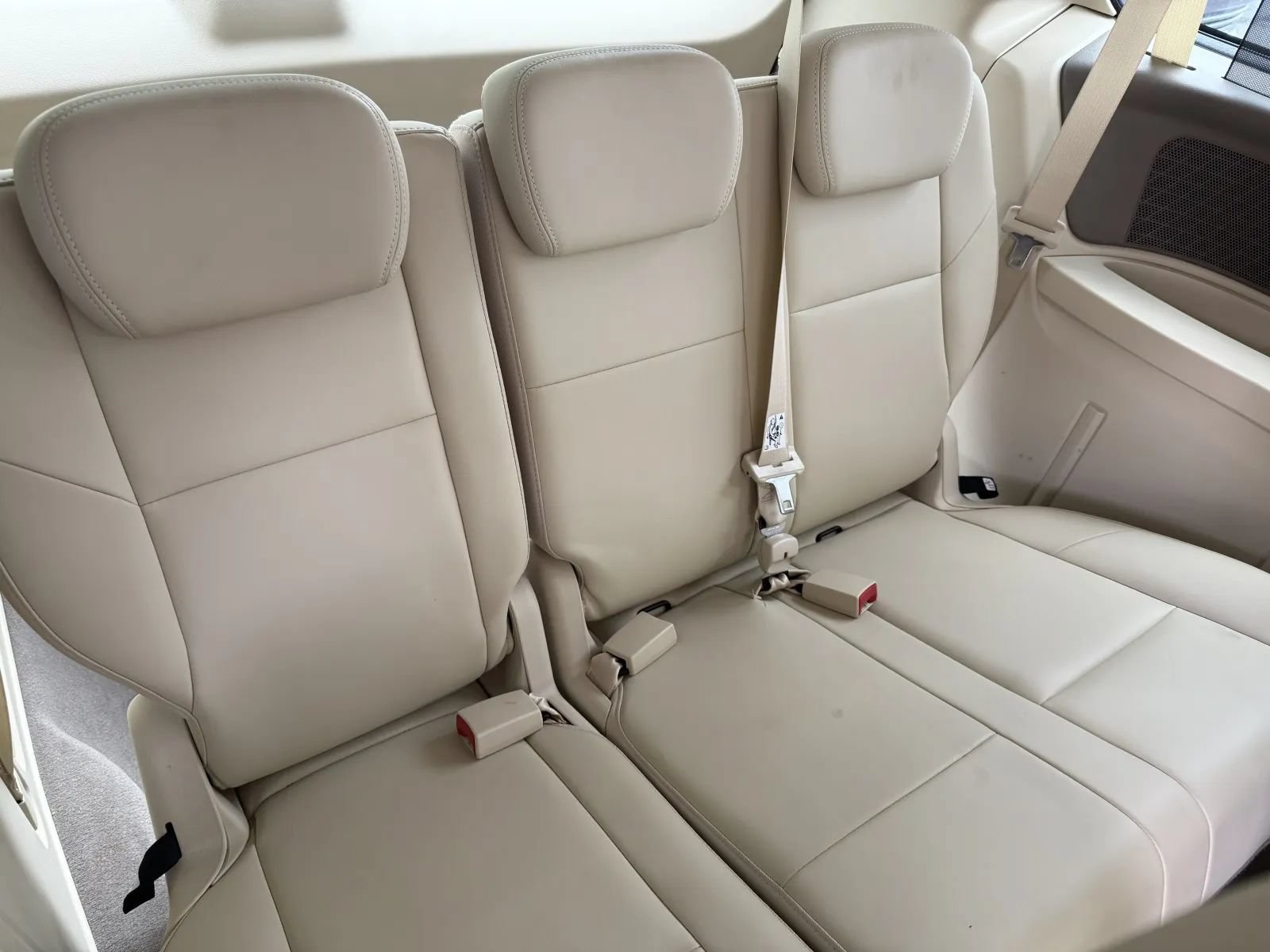Used 2010 Volkswagen Routan SE FWD image 11