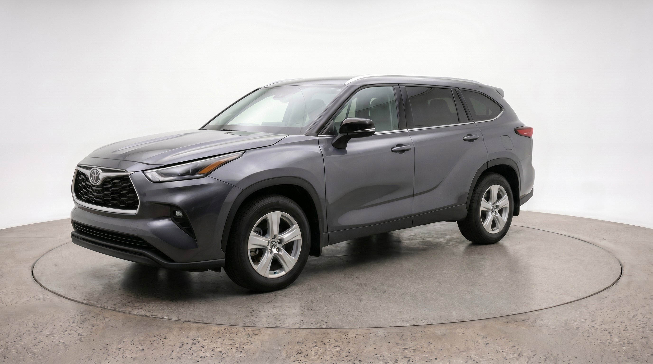 Used 2025 Toyota Highlander LE FWD image 3