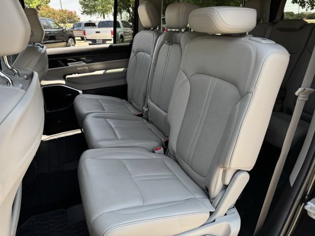 Used 2022 Jeep Wagoneer Series III AWD/4WD image 30