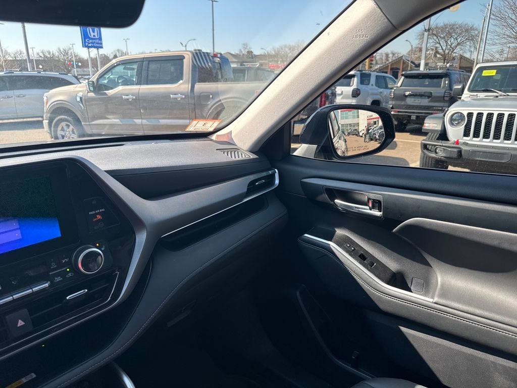 Used 2025 Toyota Highlander XLE image 31