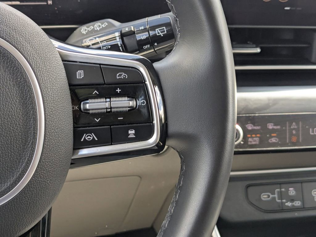 Used 2025 Kia Carnival image 17