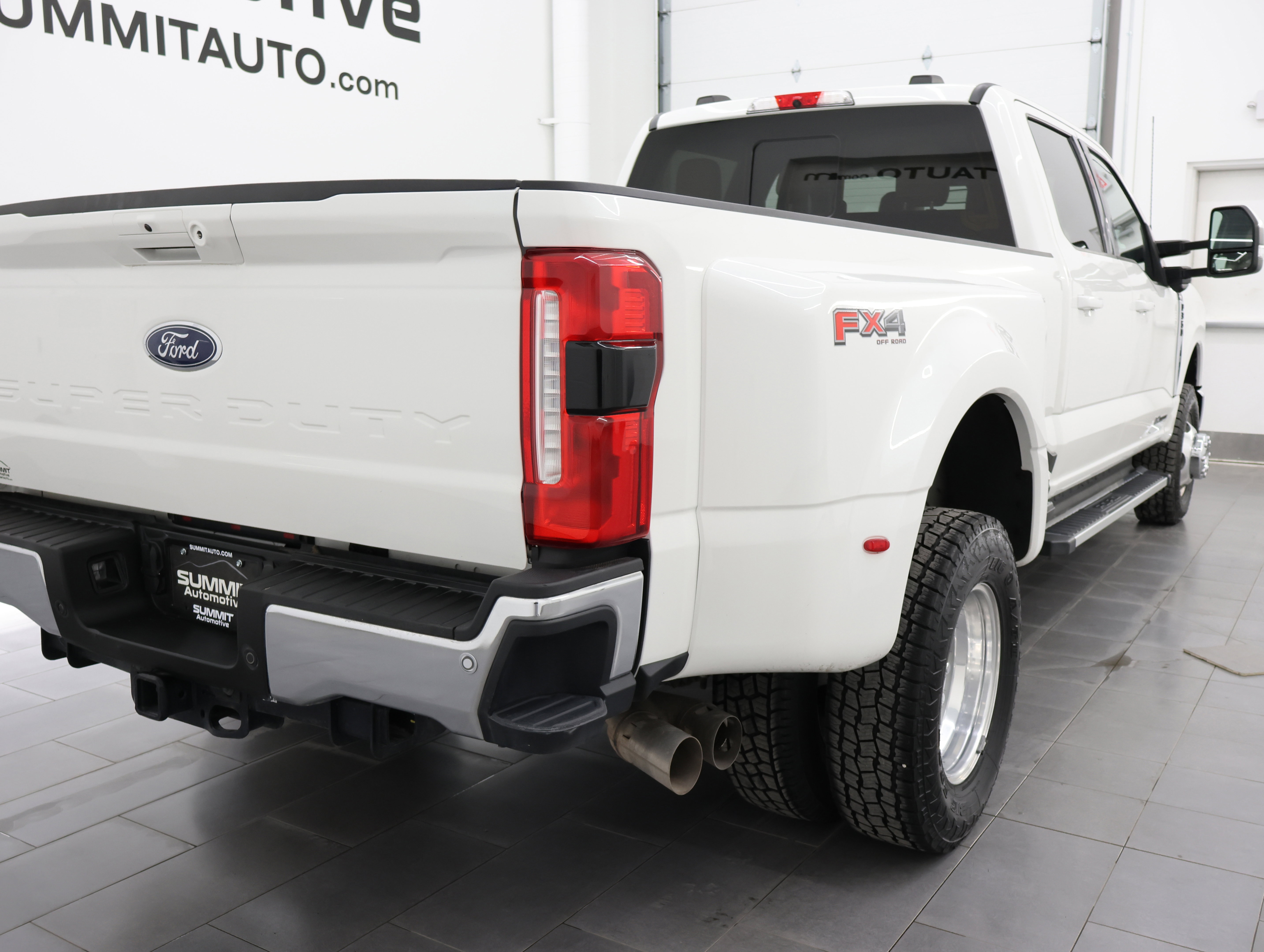 Used 2023 Ford F350 Lariat w/ FX4 Off-Road Package image 4