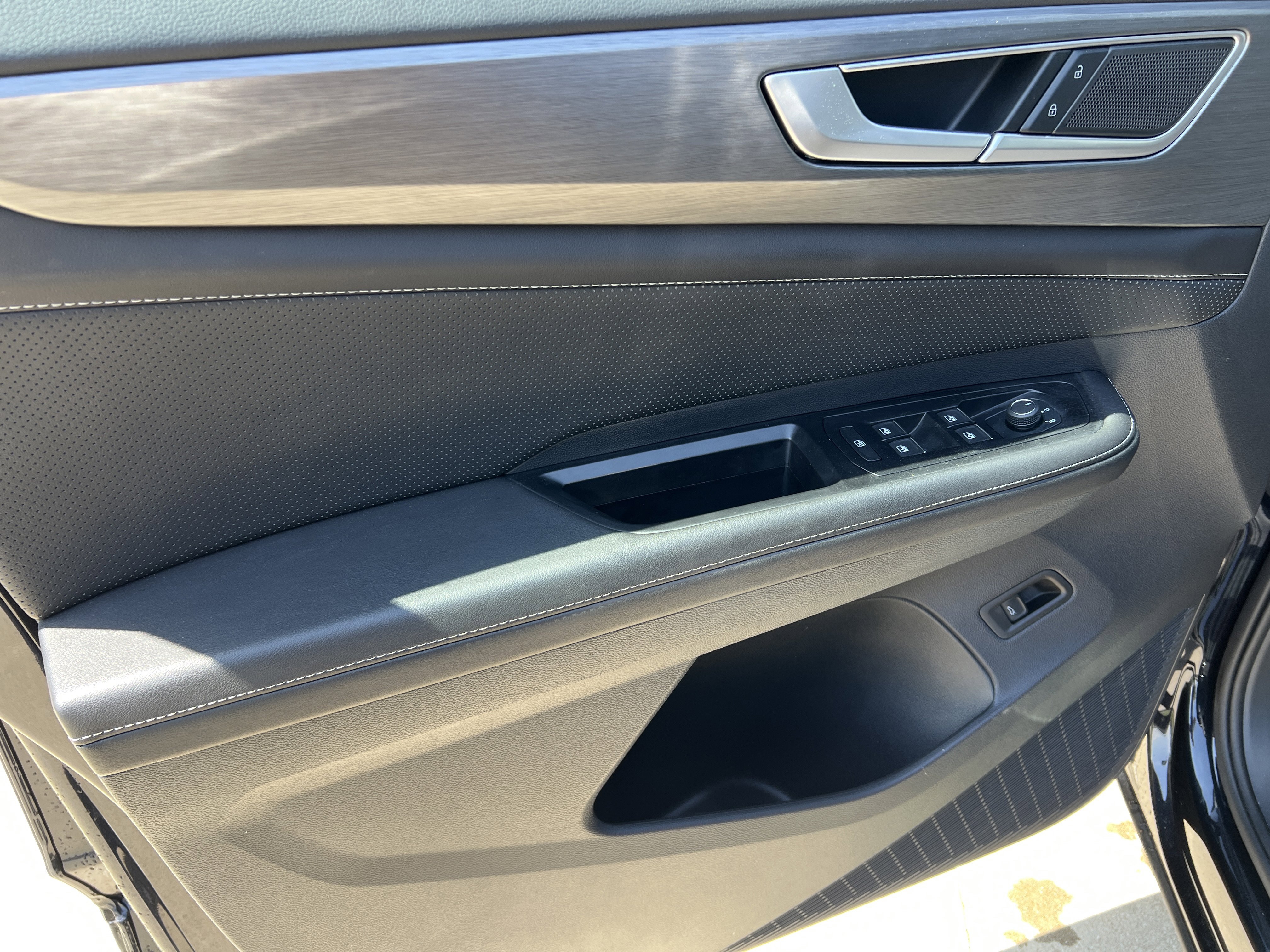 Certified 2025 Volkswagen Atlas Cross Sport SE w/ Panoramic Sunroof Package FWD image 13