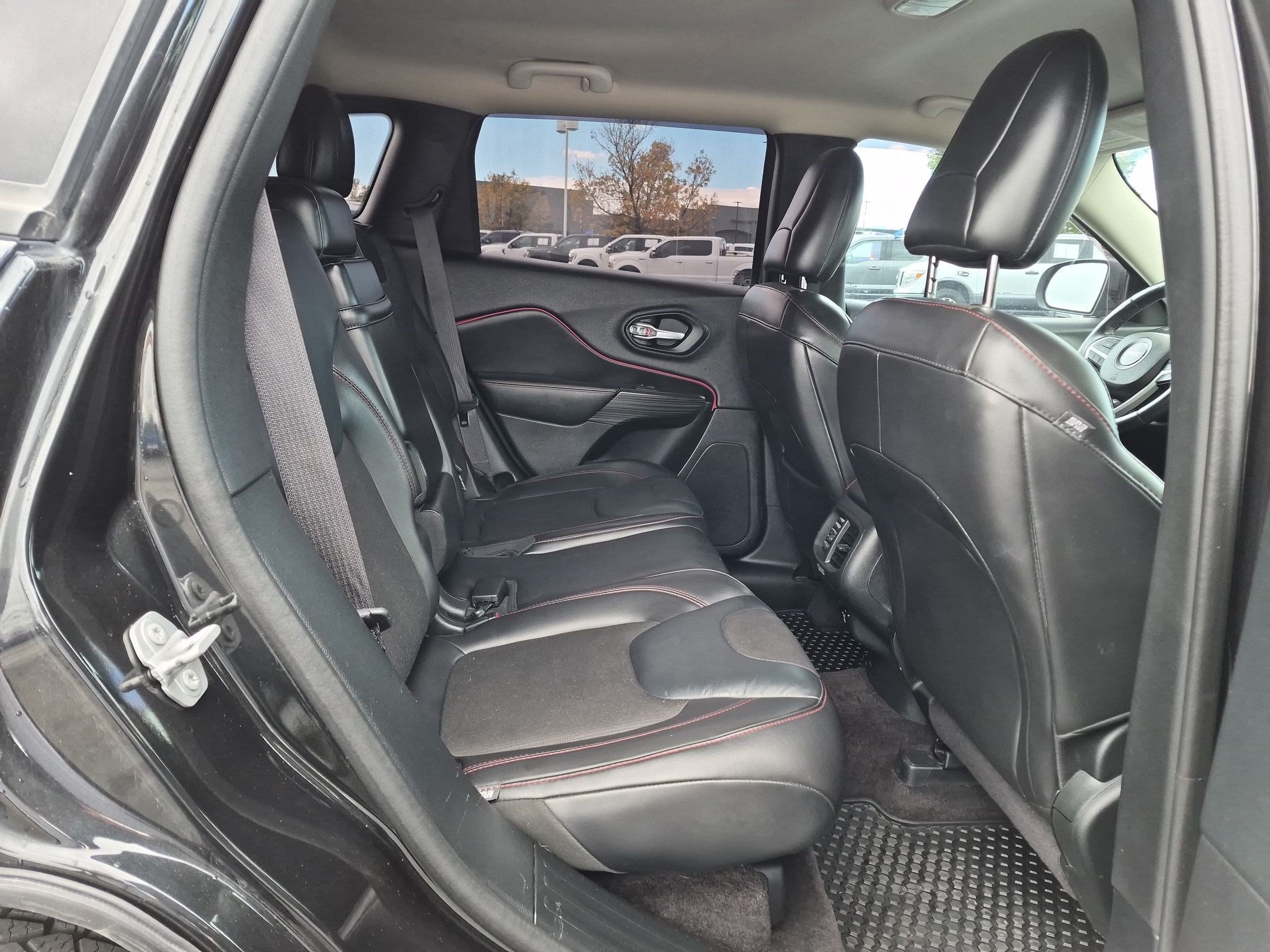Used 2016 Jeep Cherokee Trailhawk w/ Cold Weather Group AWD/4WD image 31