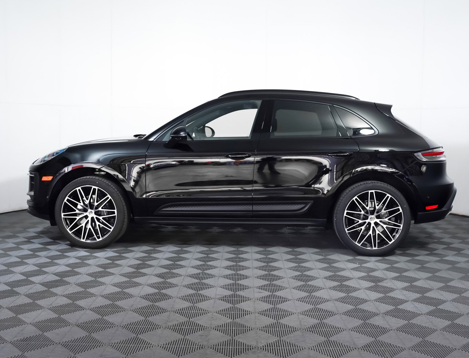 Certified 2025 Porsche Macan image 2
